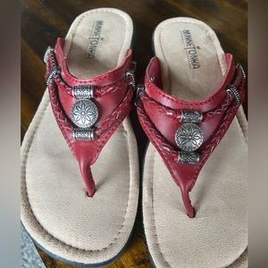 Women’s Minnetonka Silverthorne Sz 7  Red